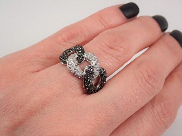 cluster chainlink ring with women hand